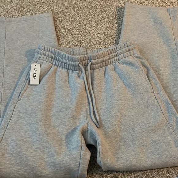 ARITZIA | TNA | Sweatfleece Cozy Fleece Boyfriend Straight Sweatpant - Picture 6 of 7